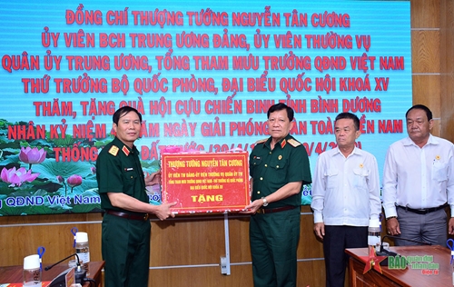 Thượng tướng Nguyễn Tân Cương gặp mặt, tặng quà cựu chiến binh tỉnh Bình Dương